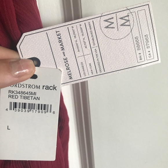 Cold shoulder float top - Picture 3 of 4